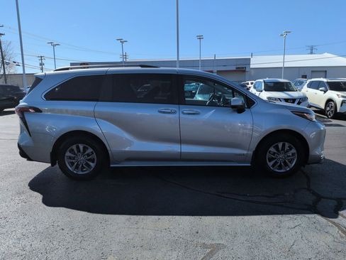 Used 2021 Toyota Sienna XLE image 6