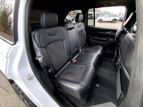 Used 2023 Jeep Grand Cherokee Altitude image 17