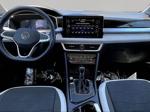 Used 2025 Volkswagen Taos SE FWD image 7