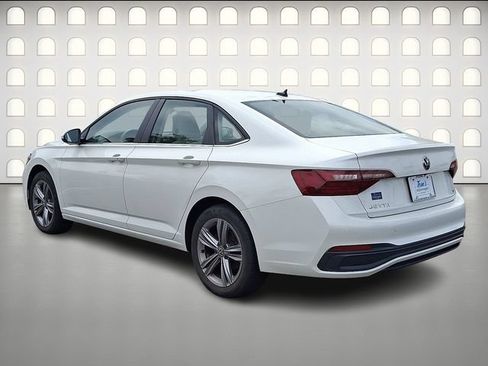 Used 2023 Volkswagen Jetta SE w/ Panoramic Sunroof Package FWD image 5