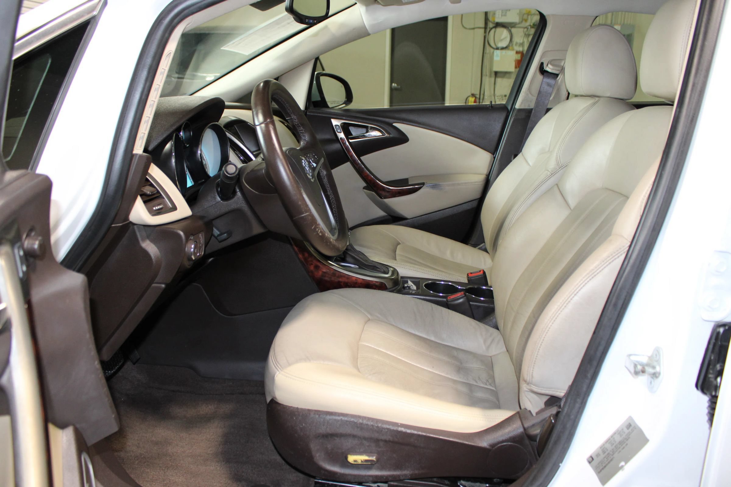 Used 2012 Buick Verano Leather FWD image 9