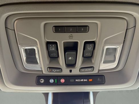 Used 2022 GMC Sierra 3500 Denali w/ Denali Ultimate Package AWD/4WD image 22
