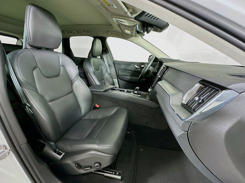 Used 2025 Volvo XC60 B5 Core image 32