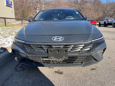 Used 2024 Hyundai Elantra Blue image 2