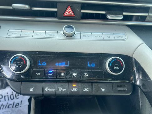 Used 2022 Hyundai Elantra Limited FWD image 16