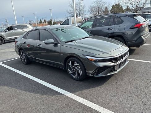 Used 2024 Hyundai Elantra Limited image 3