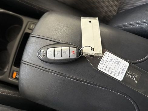 Used 2017 Nissan Rogue SV image 32