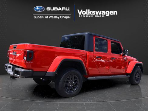 Used 2022 Jeep Gladiator Sport AWD/4WD image 3