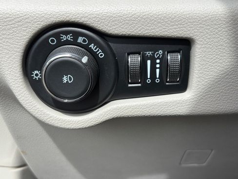 Used 2024 Chrysler Pacifica Touring-L FWD image 26