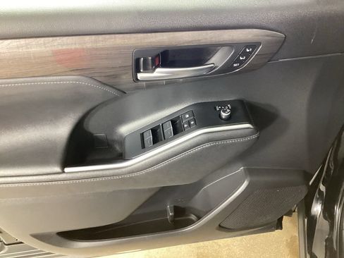 Used 2023 Toyota Highlander Platinum AWD/4WD image 11