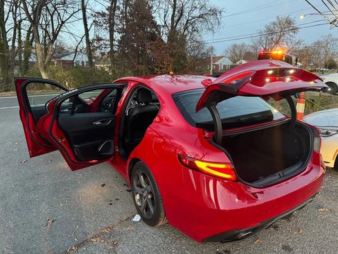 Used 2017 Alfa Romeo Giulia w/ Sport Appearance Package image 8