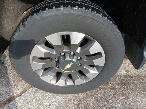 Used 2022 Chevrolet Silverado 2500 Custom w/ Custom Value Package image 5