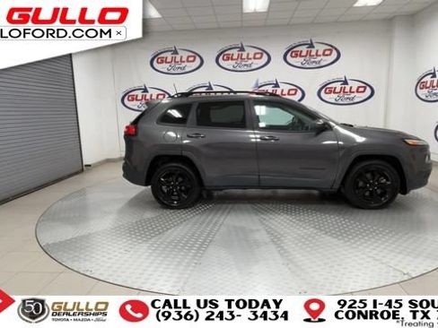 Used 2018 Jeep Cherokee Latitude w/ Altitude Package FWD image 9