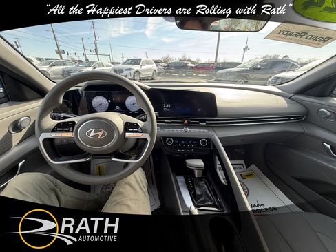 Used 2024 Hyundai Elantra SEL image 15