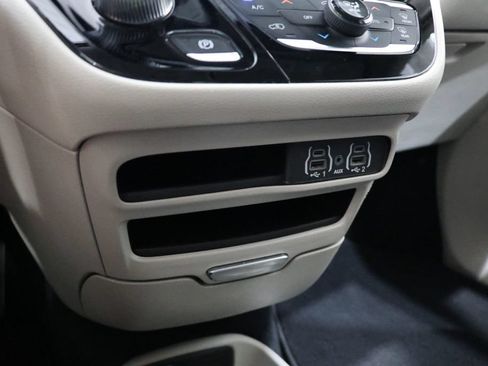Used 2024 Chrysler Pacifica Touring-L FWD image 28