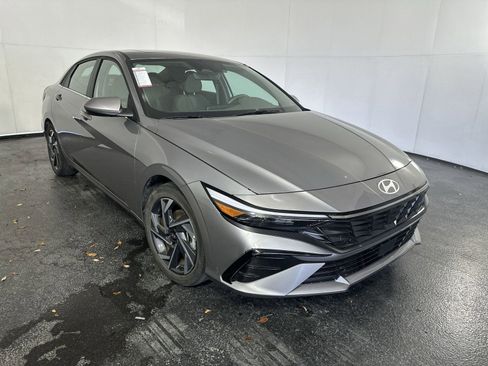 Used 2025 Hyundai Elantra SEL FWD image 2