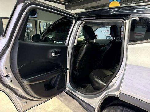 Used 2019 Jeep Compass Latitude FWD image 34