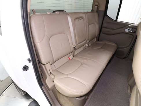 Used 2011 Nissan Frontier SL image 21