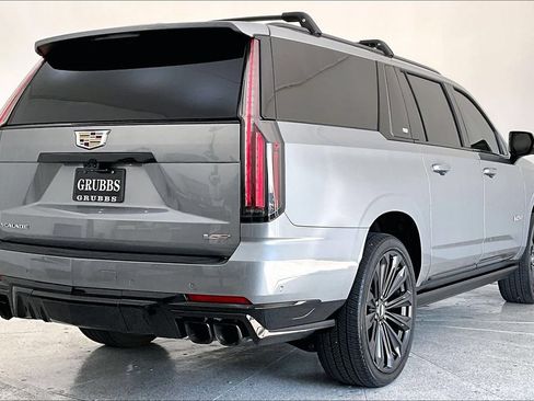 Used 2025 Cadillac Escalade ESV V AWD/4WD image 2