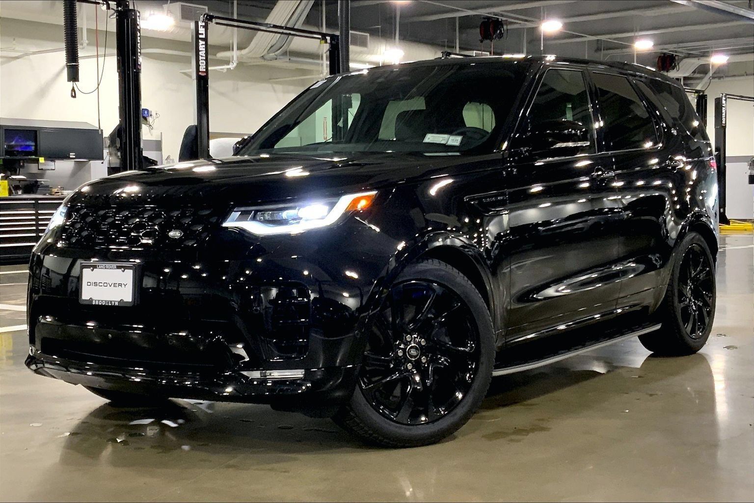 Certified 2025 Land Rover Discovery Dynamic SE AWD/4WD image 1