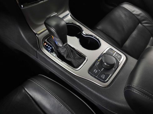 Used 2019 Jeep Grand Cherokee Overland AWD/4WD image 32