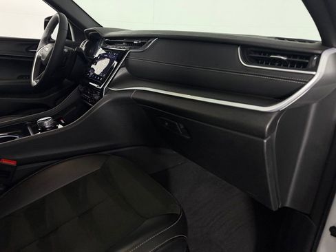 Certified 2025 Jeep Grand Cherokee Altitude image 31