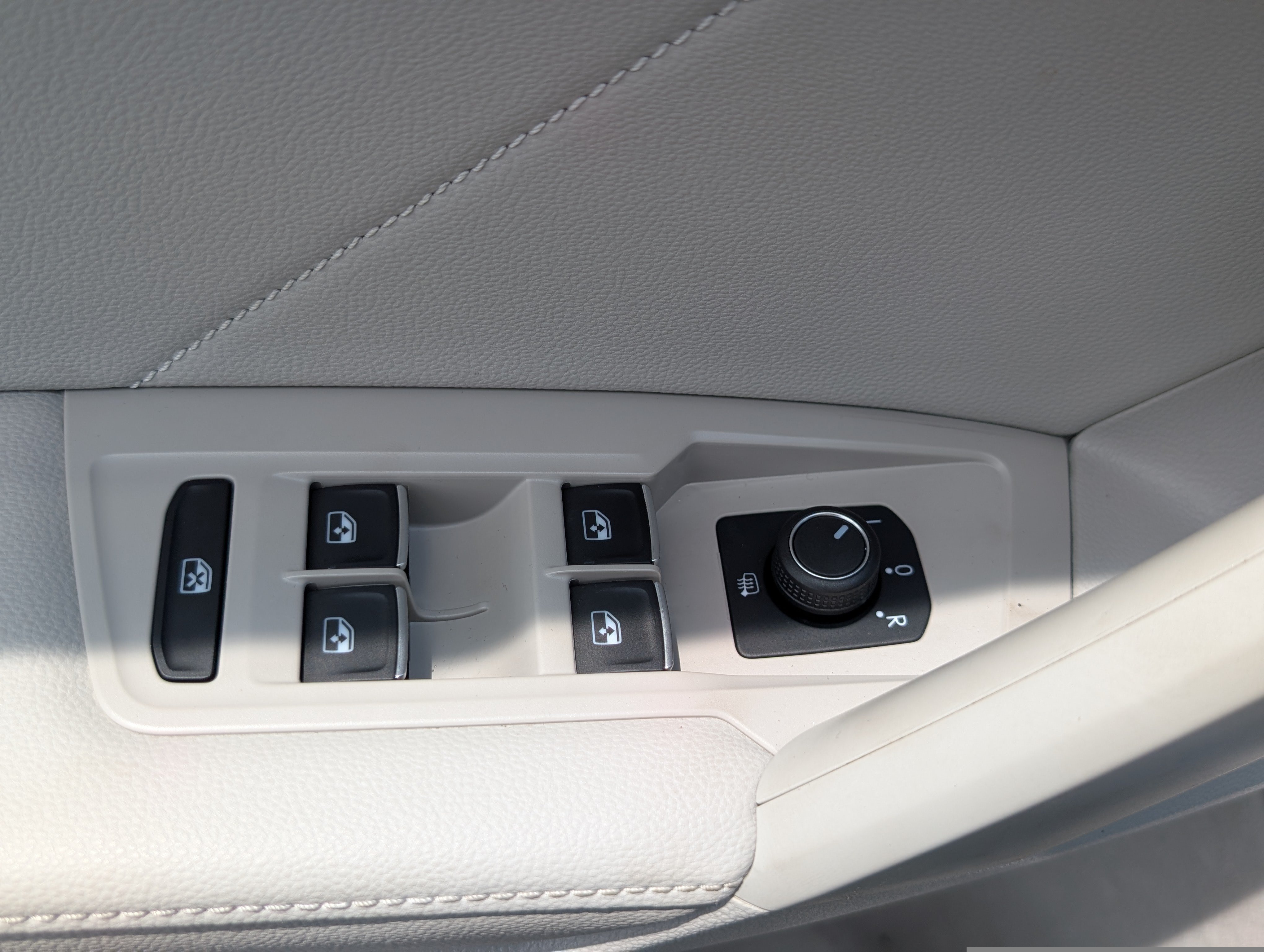 Used 2023 Volkswagen Tiguan SE w/ Panoramic Sunroof Package FWD image 20