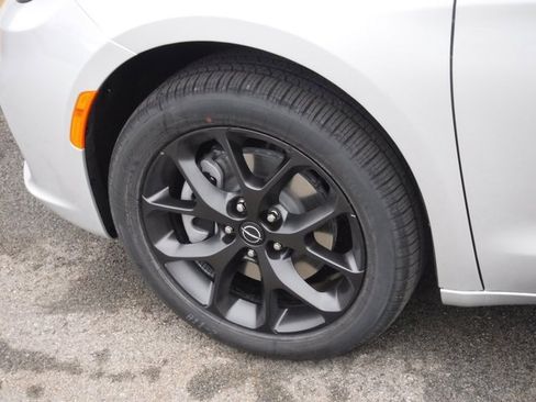 New 2026 Chrysler Pacifica Select w/ S Appearance Package image 4