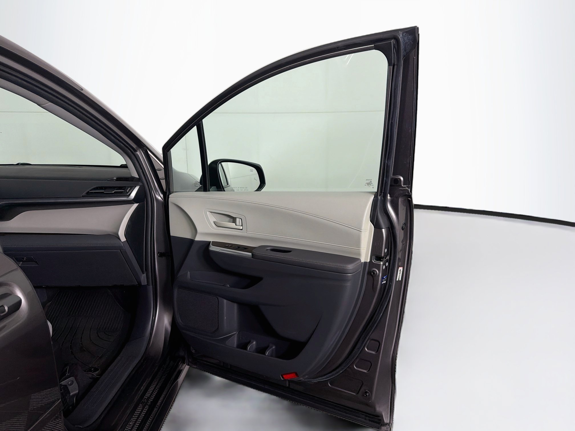 Used 2022 Toyota Sienna LE w/ LE Plus Package FWD image 32