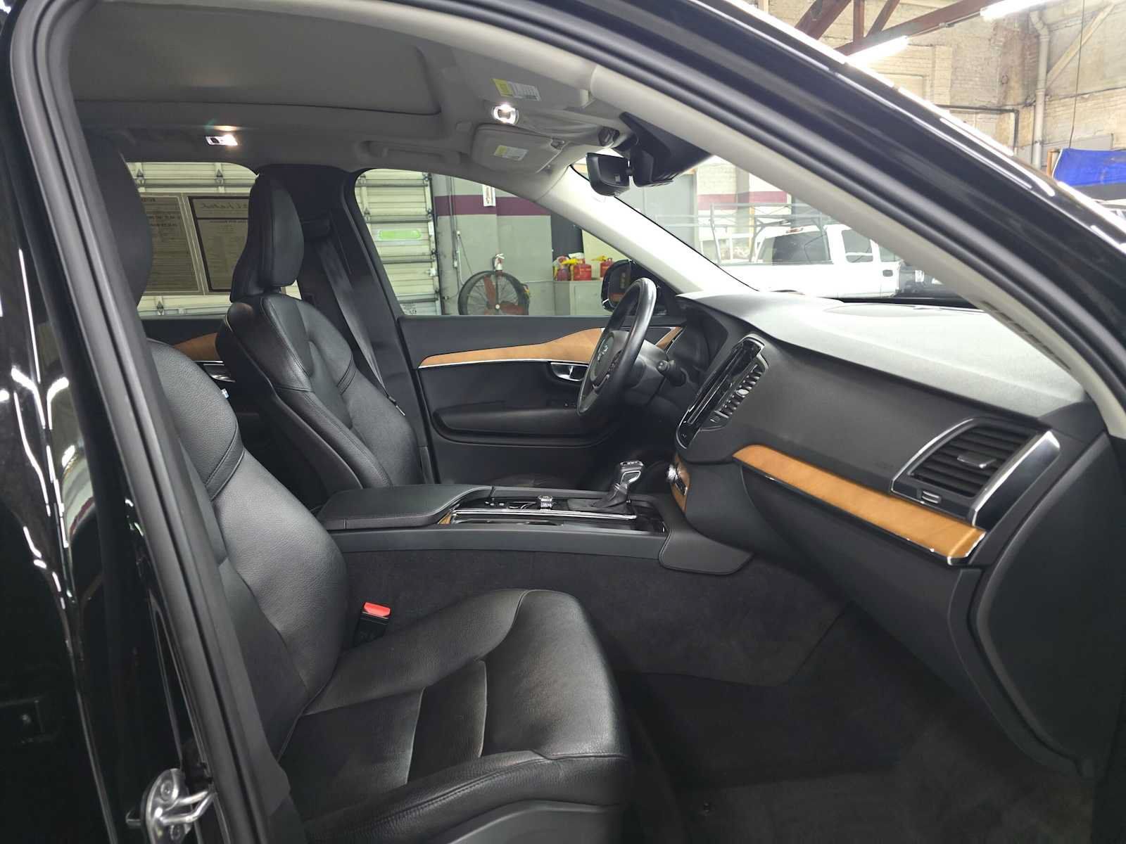 Used 2022 Volvo XC90 T6 Momentum w/ Climate Package AWD/4WD image 10