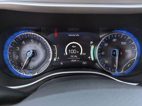 Used 2025 Chrysler Pacifica Select image 34