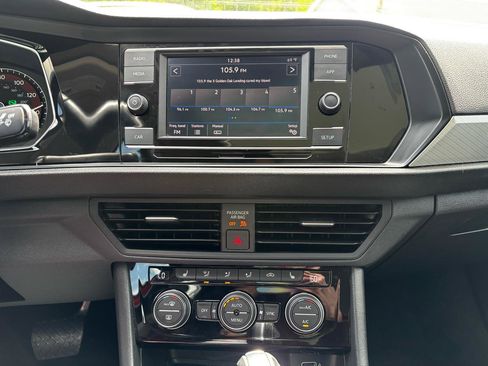 Used 2019 Volkswagen Jetta SE FWD image 17