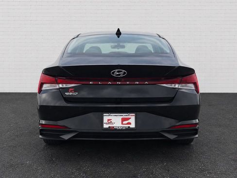 Used 2022 Hyundai Elantra SEL w/ Convenience Package FWD image 3