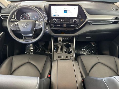 Used 2024 Toyota Highlander XLE FWD image 15