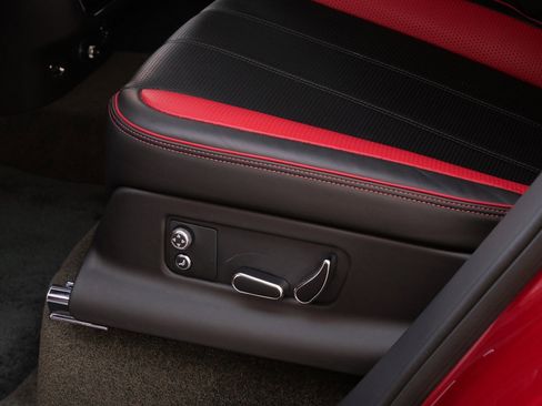 Used 2022 Bentley Bentayga image 20