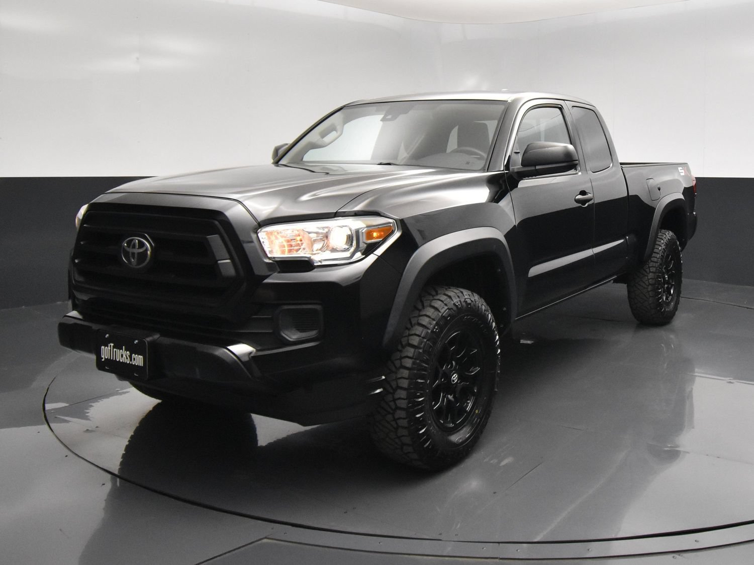 Used 2020 Toyota Tacoma SR w/ SX Package RWD image 2