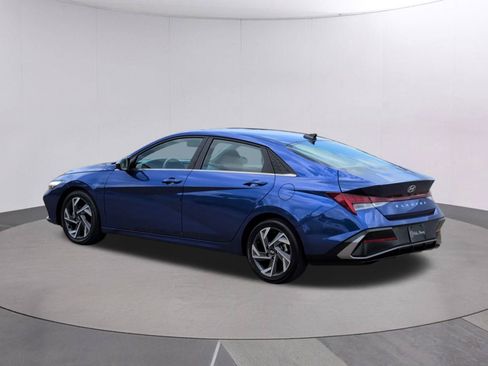 Used 2025 Hyundai Elantra SEL FWD image 3