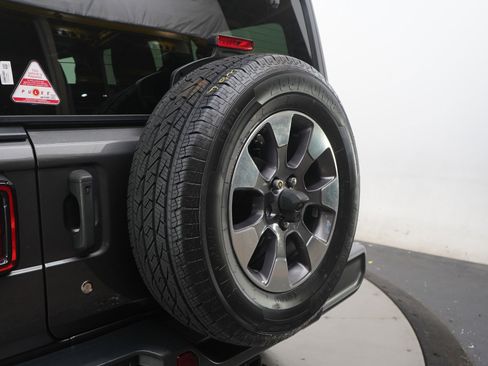 Used 2018 Jeep Wrangler Unlimited Sahara w/ Cold Weather Group AWD/4WD image 14