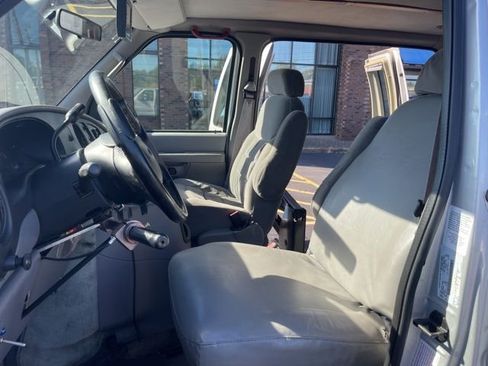 Used 2002 Ford E-150 and Econoline 150 image 11