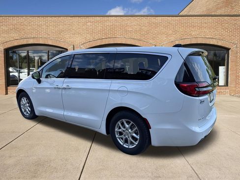 Used 2023 Chrysler Pacifica Touring-L FWD image 6