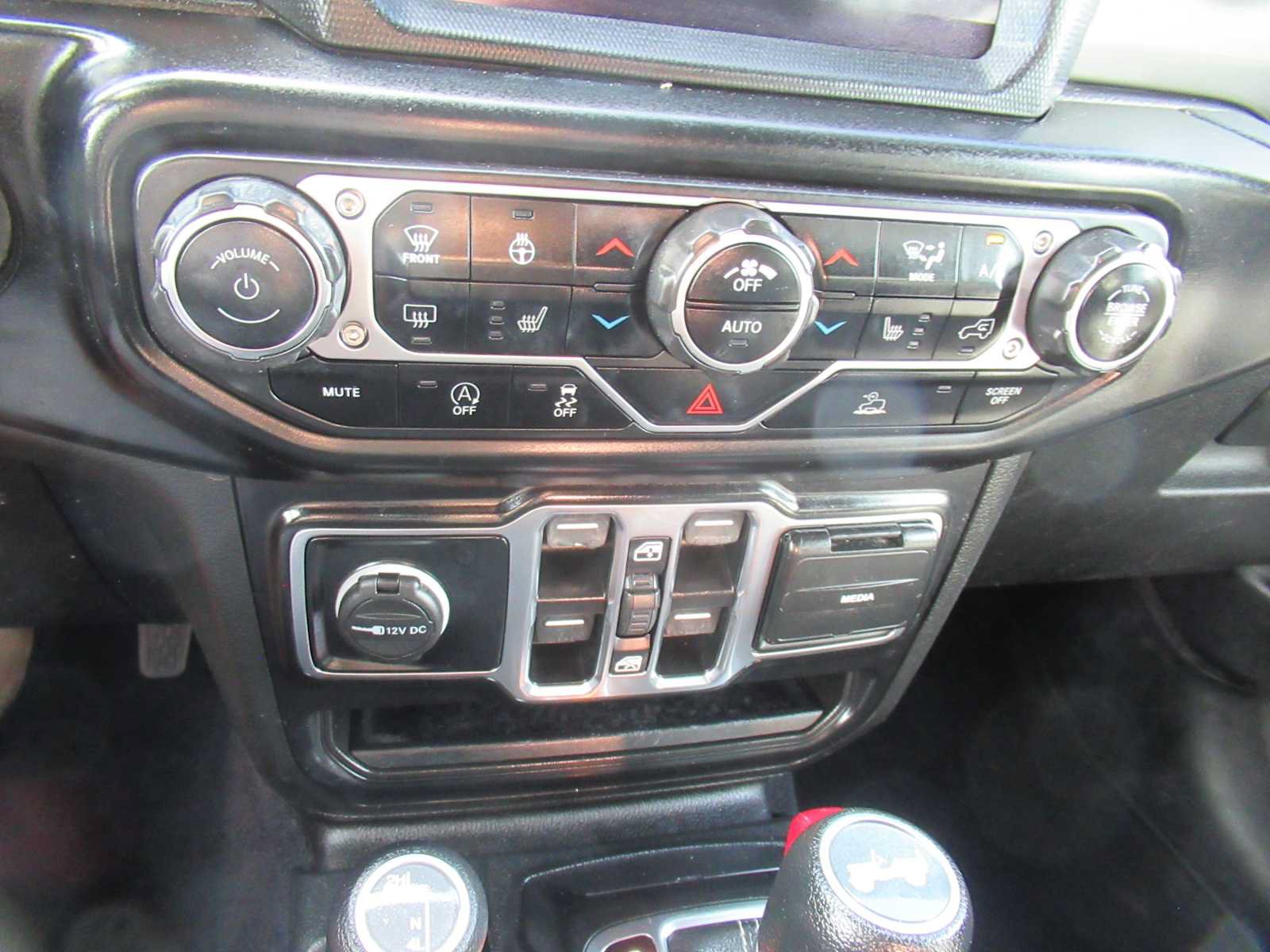 Used 2022 Jeep Wrangler Unlimited Sahara w/ Cold Weather Group AWD/4WD image 21