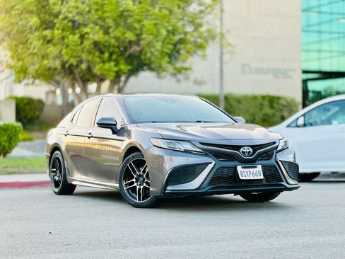 Used 2021 Toyota Camry SE FWD image 2