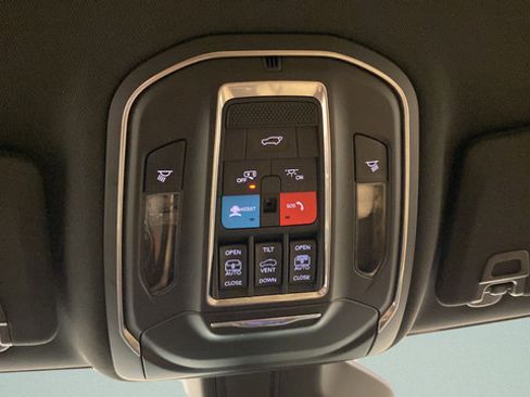 Used 2025 Jeep Grand Cherokee Limited w/ Luxury Tech Group II AWD/4WD image 22