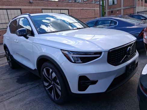 New 2026 Volvo XC40 B5 Plus w/ Protection Package Premier AWD/4WD image 3
