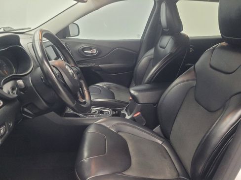 Used 2019 Jeep Cherokee Latitude Plus FWD image 17