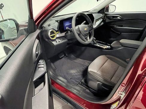 Used 2024 Chevrolet Trax LT image 17