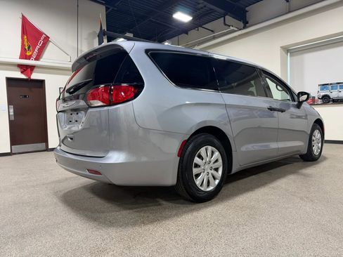 Used 2021 Chrysler Voyager L FWD image 5