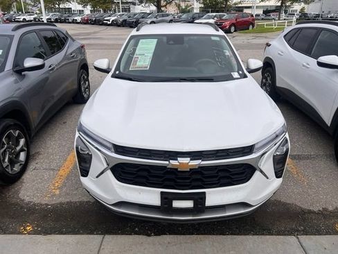 Used 2025 Chevrolet Trax LT FWD image 2