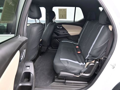 Used 2022 Chevrolet Traverse LS FWD image 10