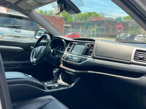 Used 2019 Toyota Highlander XLE AWD/4WD image 36